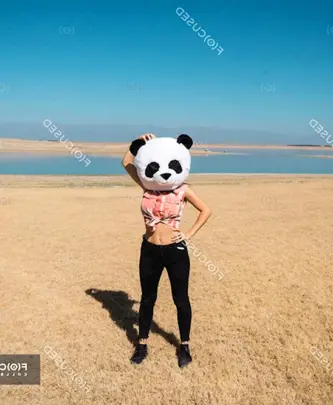 Девочка с головой панды
