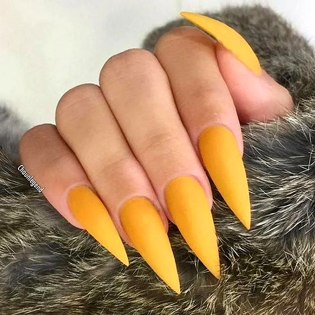 Длинные желтые ногти