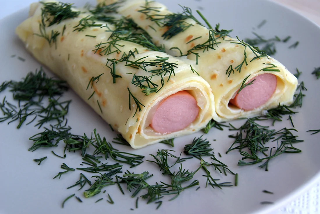 Яичный рулет с сосиской