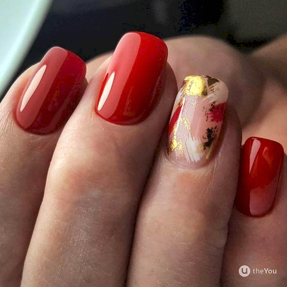 Красный маникюр с фольгой