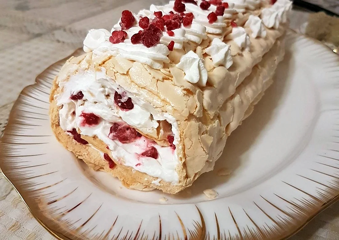 Меренговый рулет с голубикой