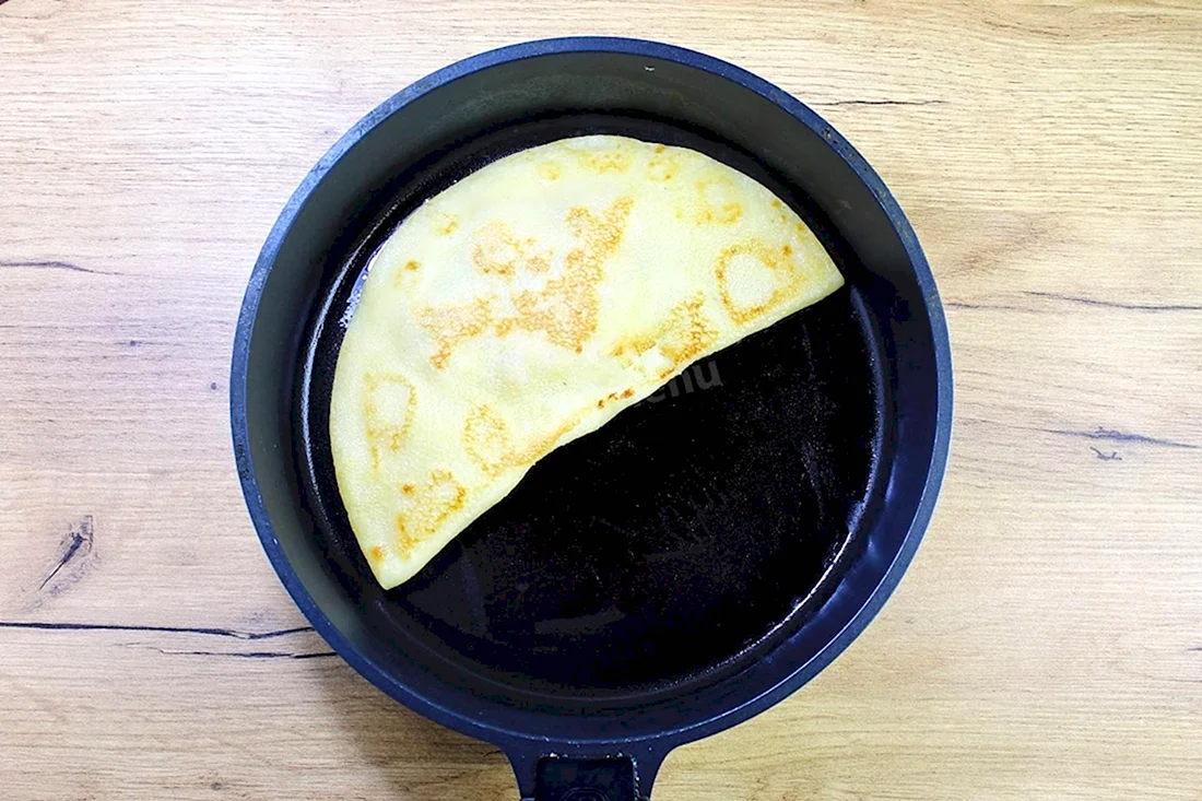 Пекут блины чебуреки еще что