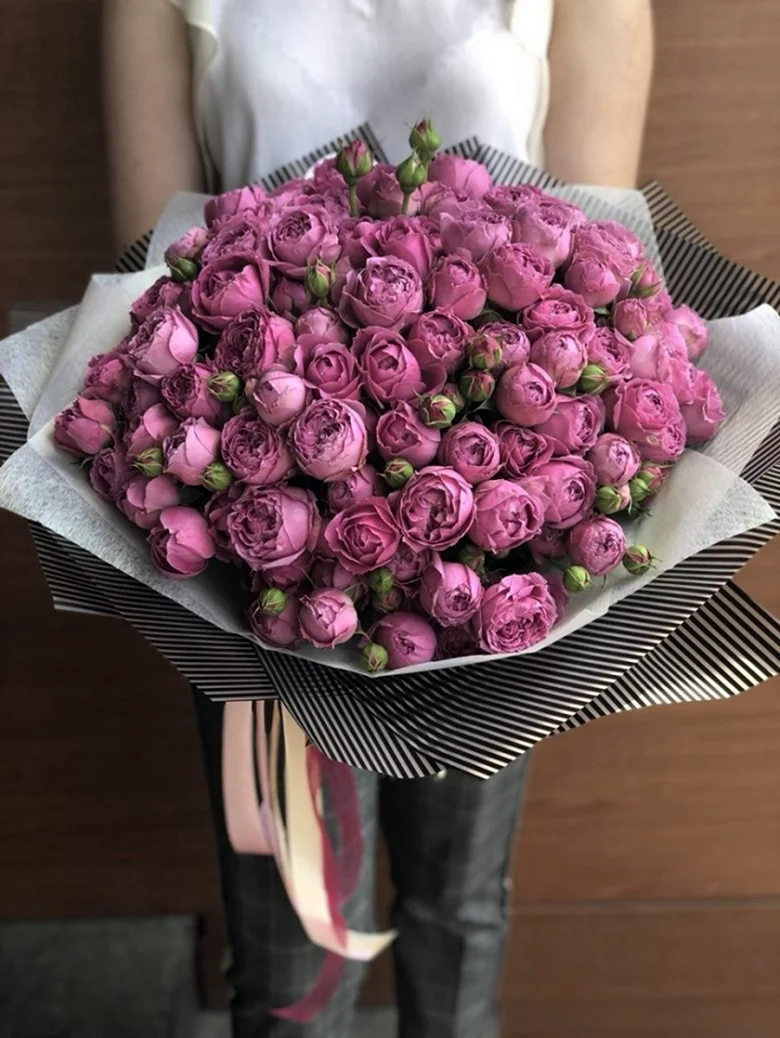 Пионовидная роза
