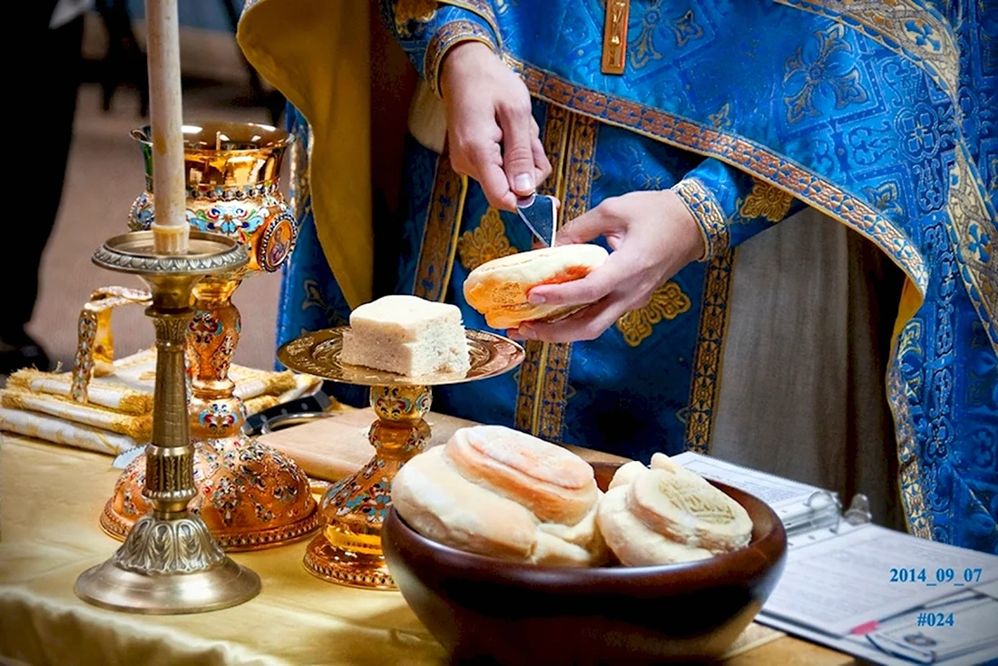 Просвирка церковная для чего едят. Греческая богослужебная просфора. Греческая просфора Проскомидия. Просфора Артос антидор. Церковная просфора Артос.