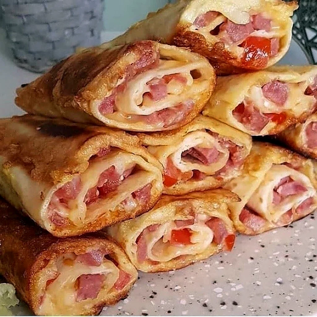 Рулетики из лаваша с колбасой и сыром