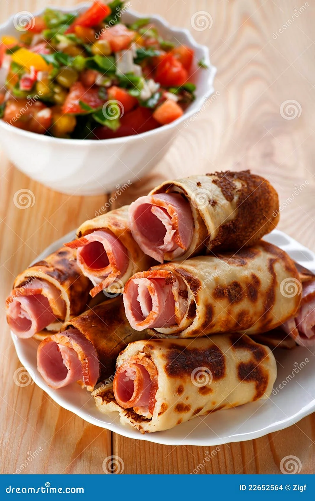 Рулетики мясные на фоне дерева