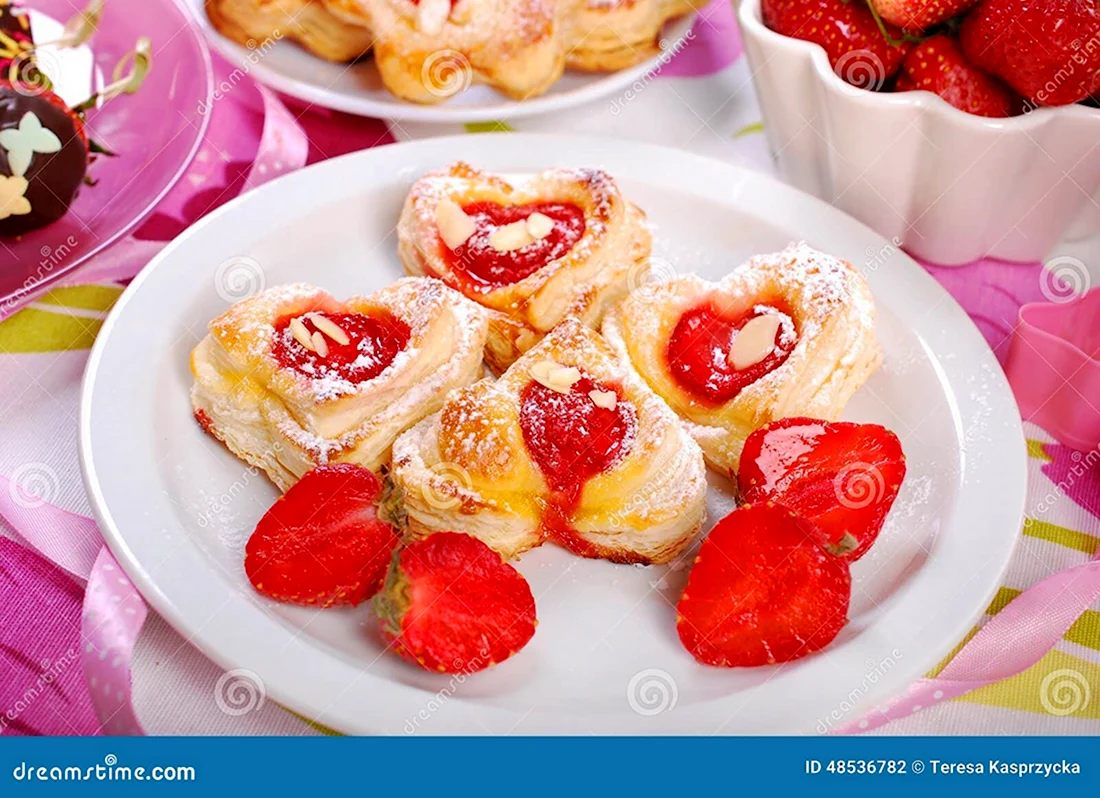 Слойки сердечки с клубникой
